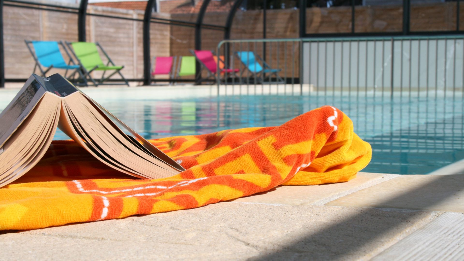 Camping Du Vieux Château : Piscine Chauffée Et Couverte Camping Du Vieux Château Tharon Plage Bretagne Sud (2)