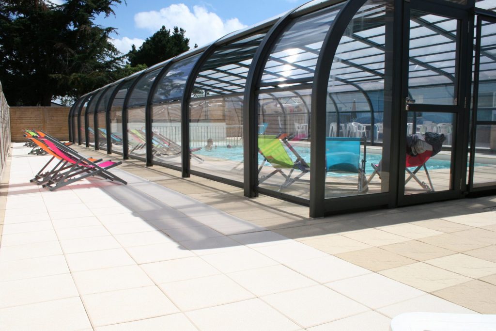 Camping Du Vieux Château : Piscine Chauffee Et Couverte Camping Du Vieux Château Tharon Plage Bretagne Sud (6)