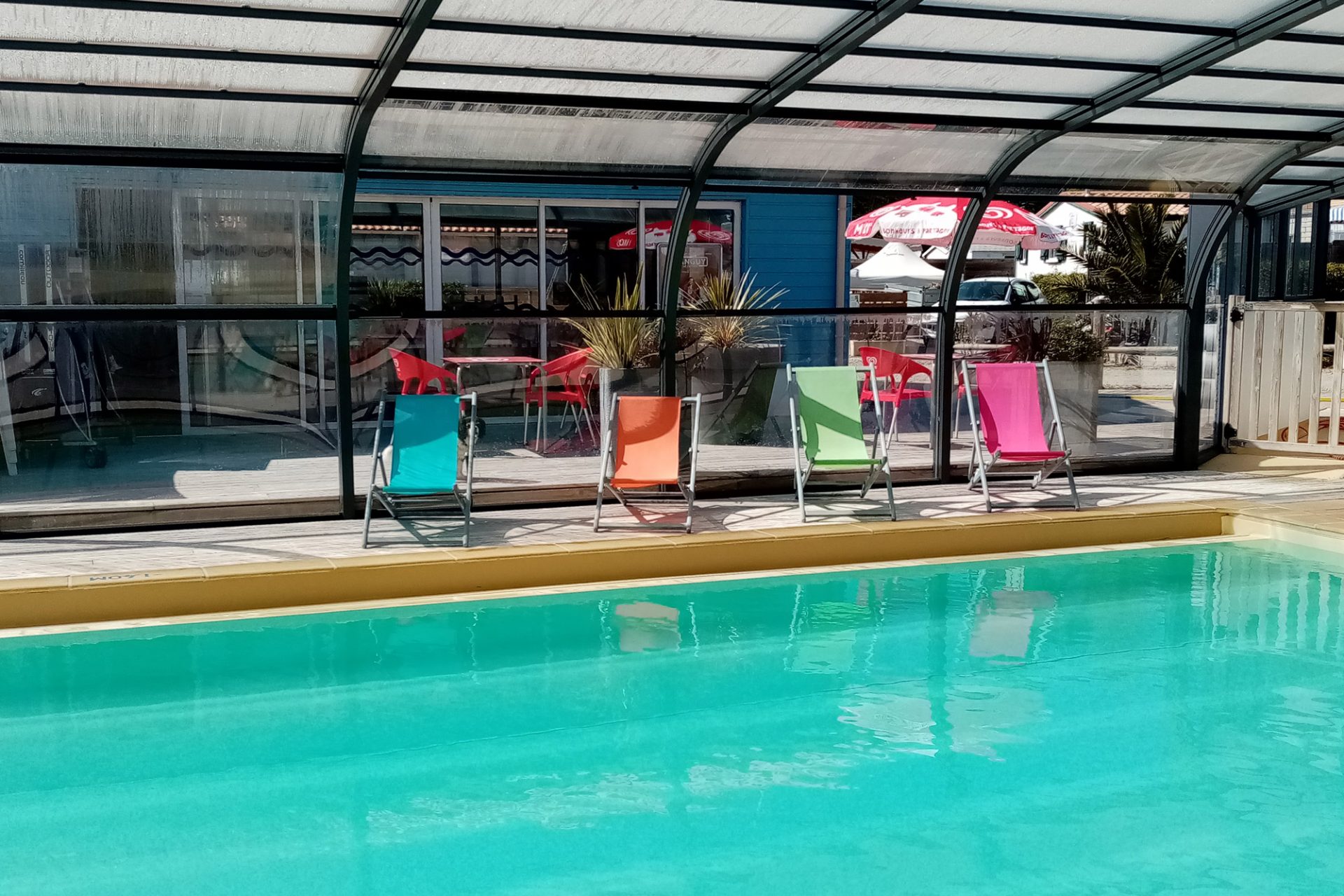 Camping Du Vieux Château : Inside the swimming pool