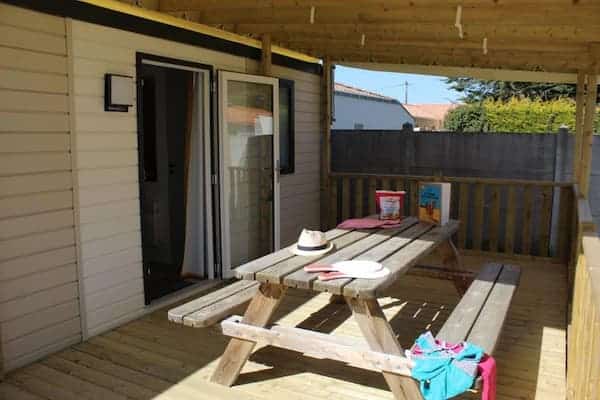 Terrasse d'un mobilhome au camping en loire atlantique