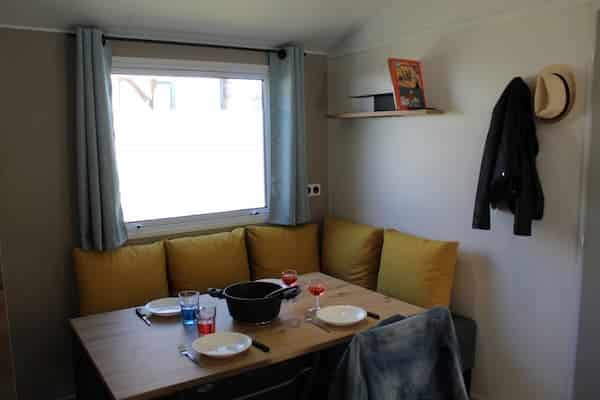 Coin repas d'un mobil home à tharon