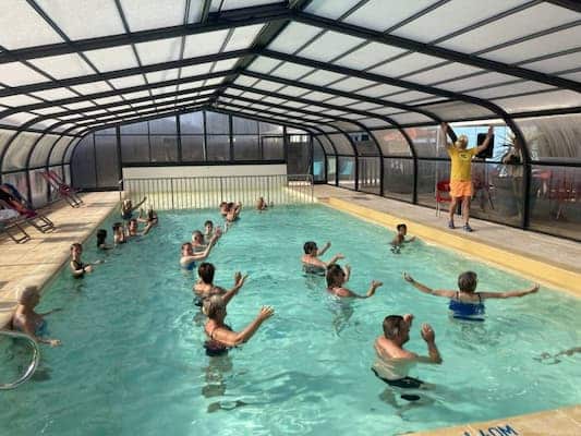 Reveil tonic dans la piscine couverte du camping du vieux château en loire atlantique