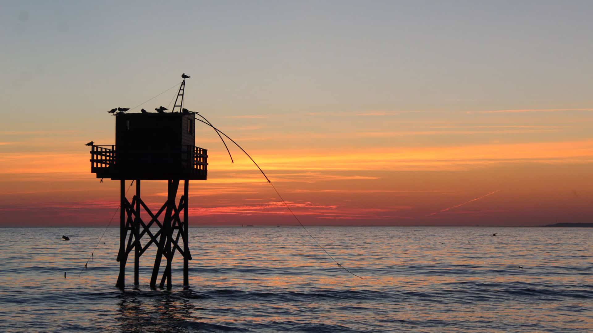 Cabane de pêcheur au soleil couchant sur l'océan Atlantique près de Saint Michel Chef Chef