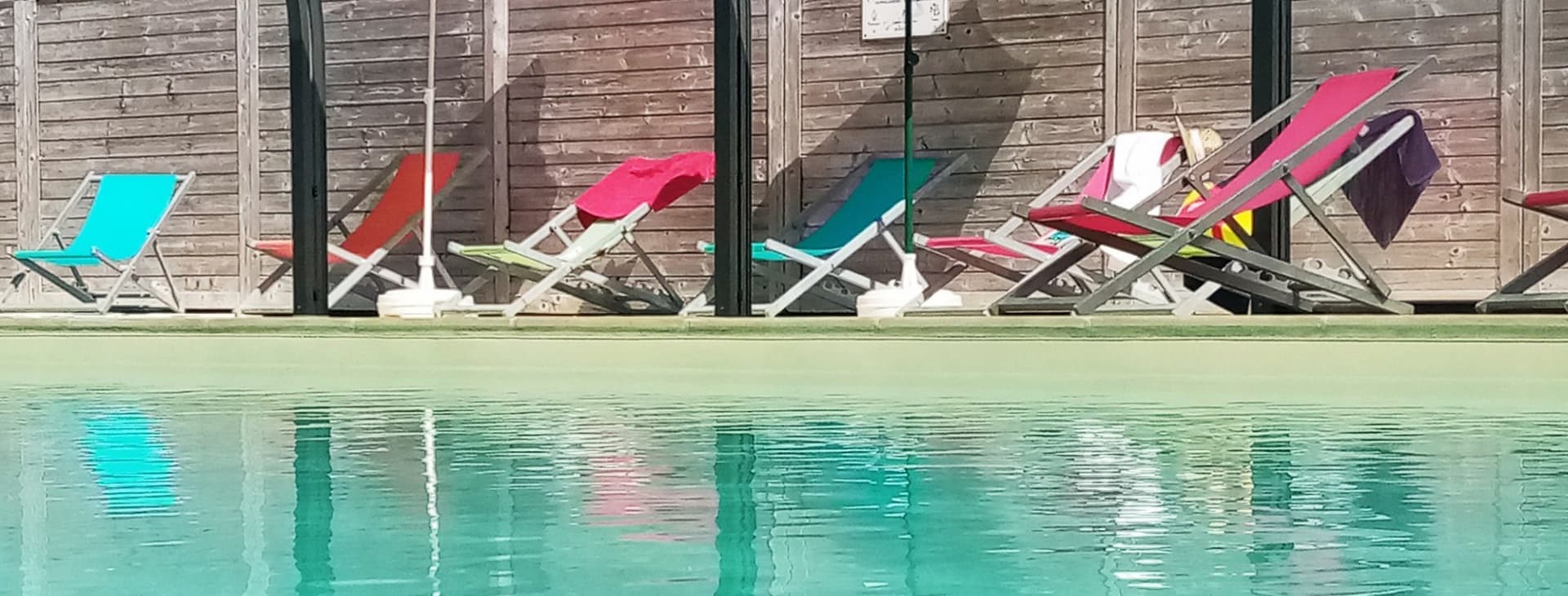 Bains de soleil au bord de la piscine du camping à Saint-Michel-Chef-Chef