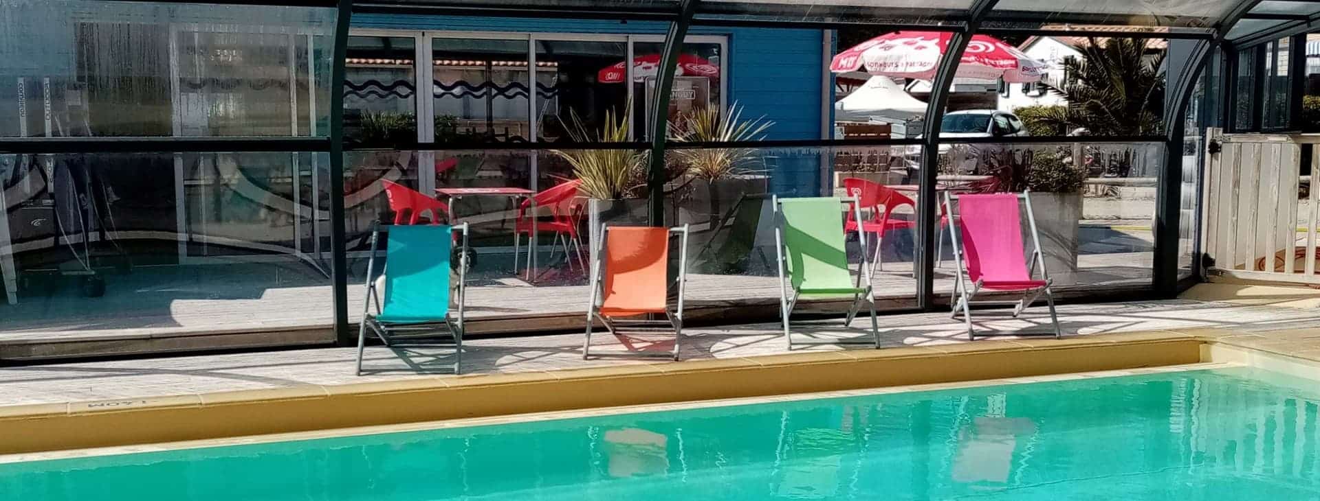 Camping du Vieux Château : intérieur de la piscine couverte et chauffée à Tharon Plage