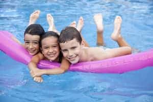 Enfants dans la piscine du camping