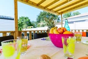 Petit-déjeuner sur l'un terrasse d'un de nos mobil homes à Tharon