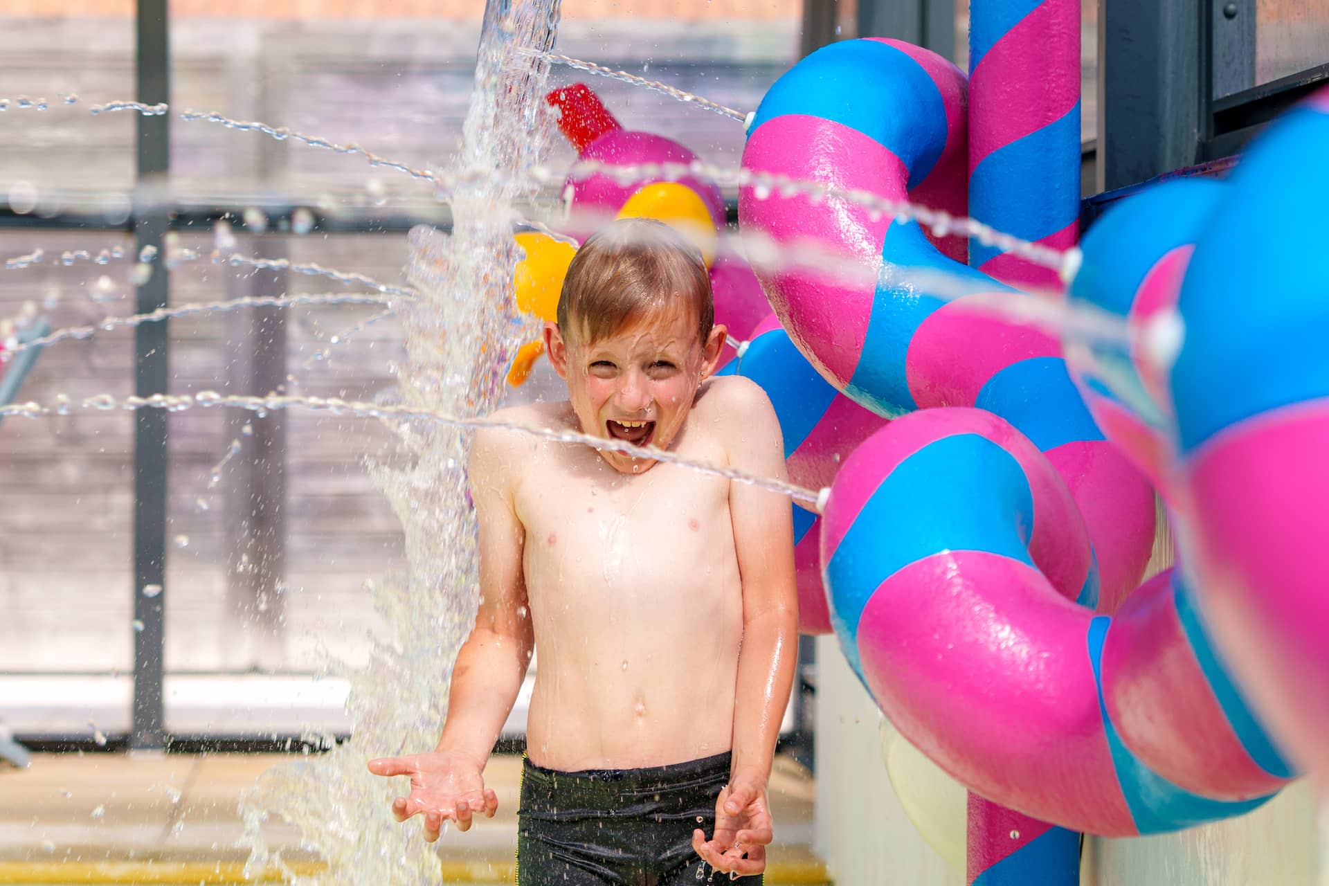Enfant à la piscine du camping