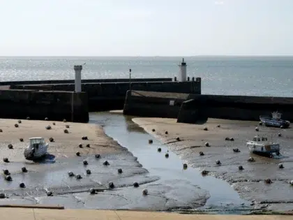 Fishing on foot Tharon 2 AdobeStock 395365945